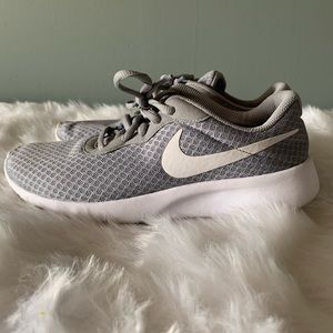 Nike Tanjun gray sneakers sz 6 youth